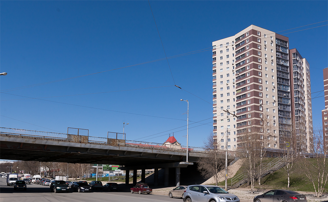 Уфа, Комсомольская улица, Комсомольский путепровод; Комсомольская улица, 105