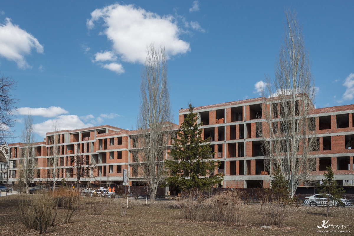 Казань, Улица Николая Столбова, 1 / Улица Галиаскара Камала, 3