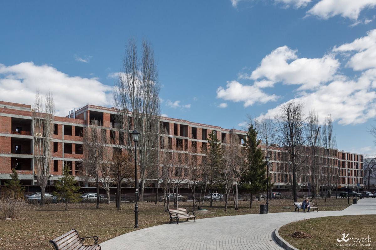 Казань, Улица Николая Столбова, 1 / Улица Галиаскара Камала, 3