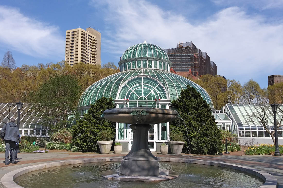 Нью-Йорк, Washington Avenue (B), 1020; Crown Street, 49