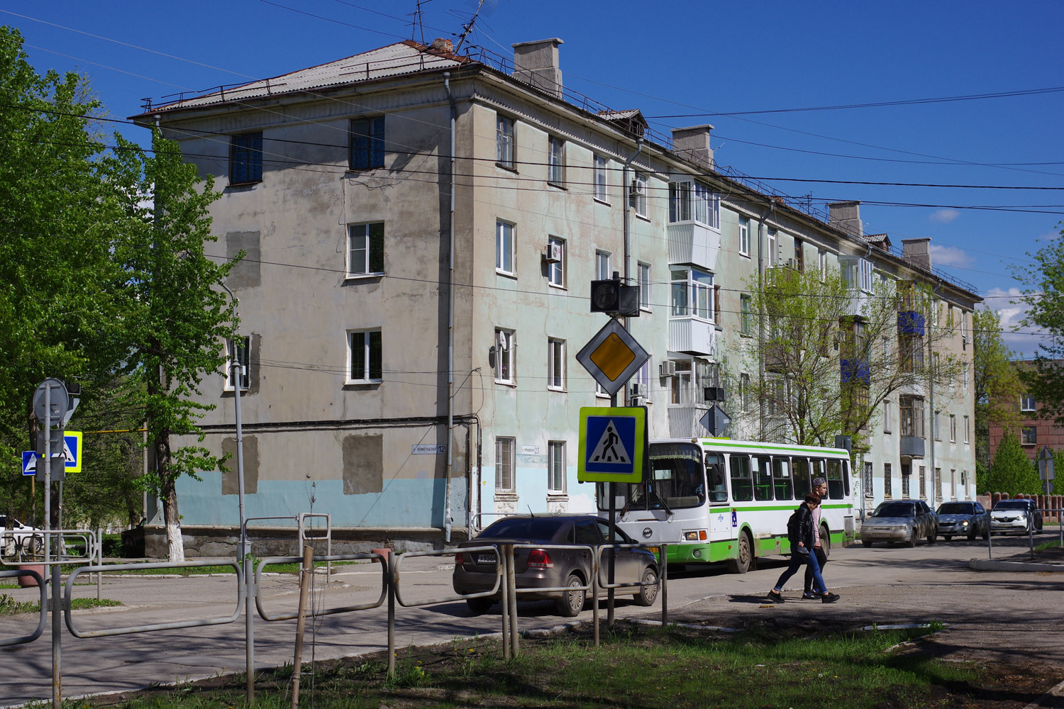 Novokuybyshevsk, Улица Чернышевского, 23 / Ленинградская улица, 12