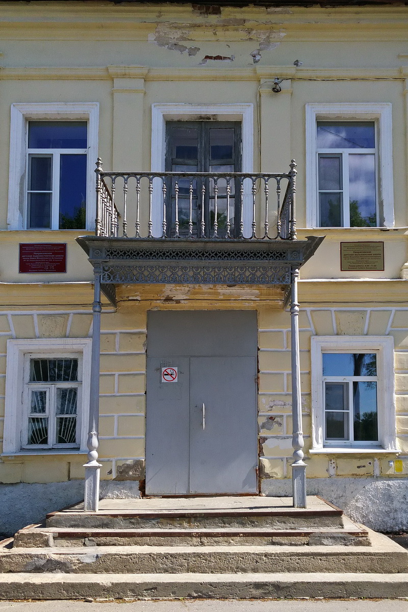 Некрасовское, Набережная улица, 36. Декор из литого чугуна