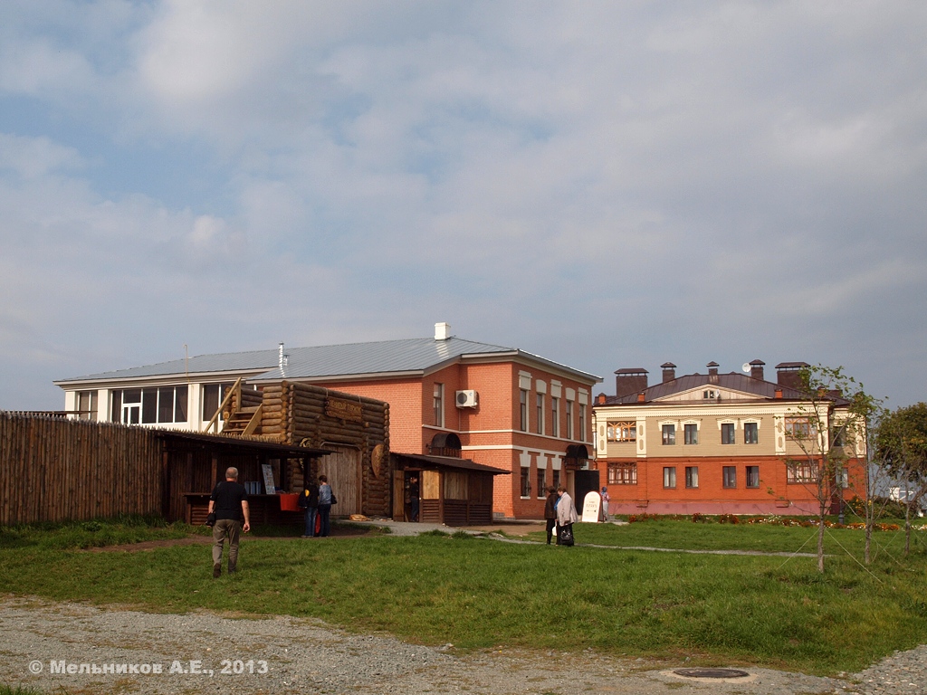 Sviyazhsk, Успенская улица, 2; Рождественский переулок, 8