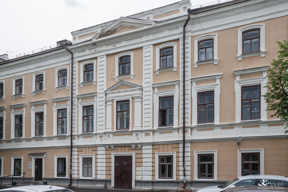 Казань, Улица Кави Наджми, 24 / Улица Дзержинского, 20