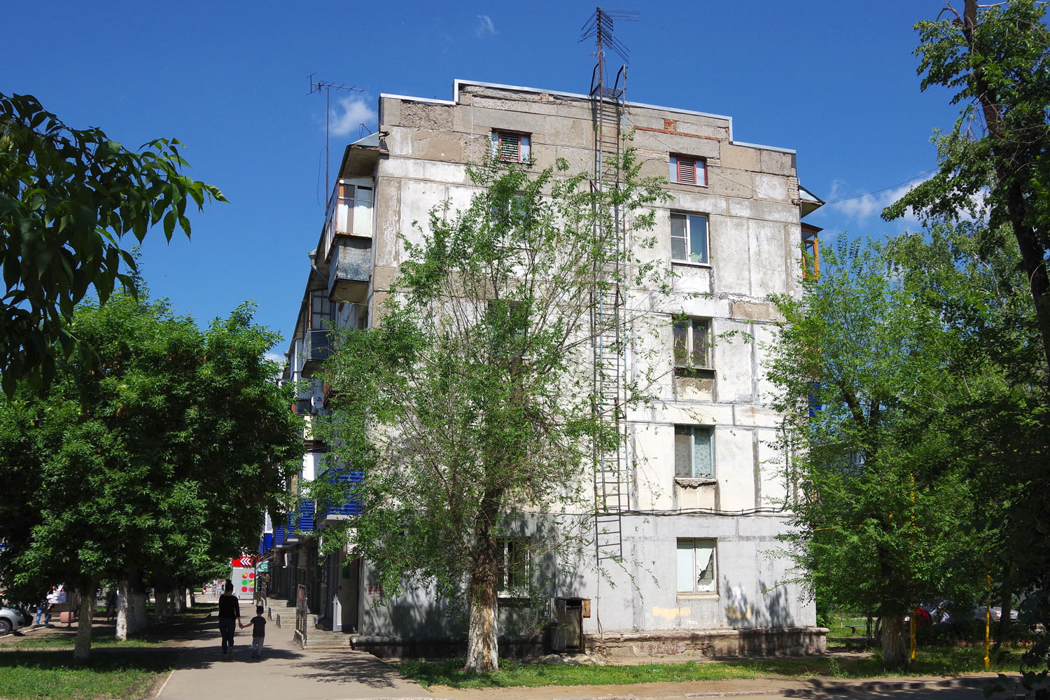 Novokuybyshevsk, Улица Кадомцева, 10 / Улица Миронова, 15