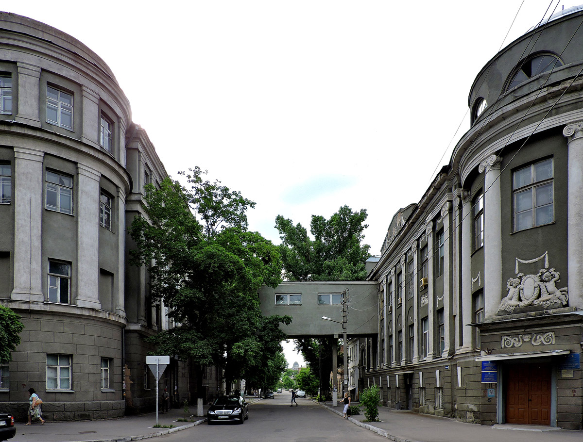Харьков, Улица Фейербаха, 13 / Площадь Фейербаха, 5; Улица Фейербаха, 14 / Площадь Фейербаха, 4