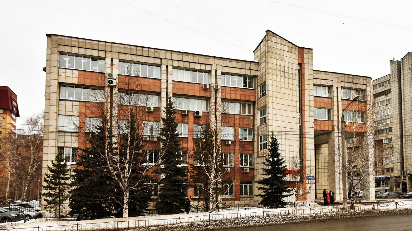 Пермь, Улица Луначарского, 100 / Улица Крисанова, 28