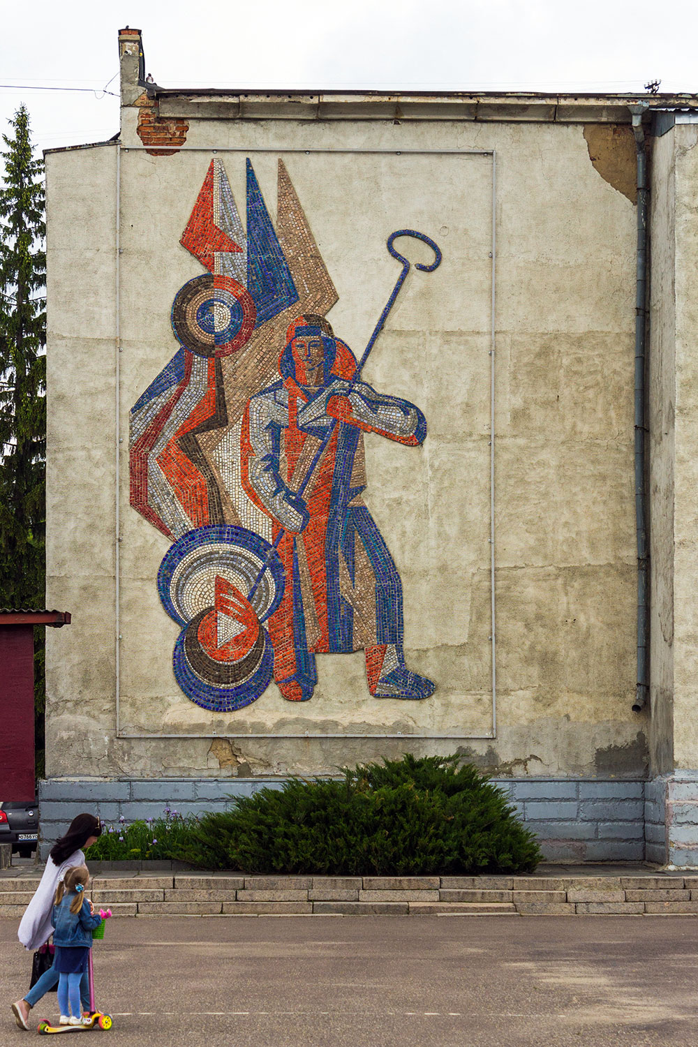 Мценск, Улица Мира, 35. Монументальное искусство (мозаики, росписи, барельефы, сграфито)