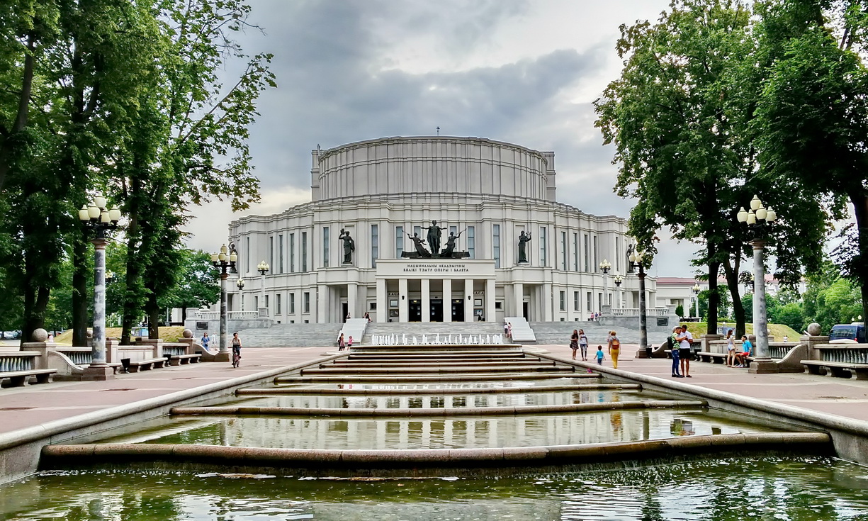 Минск, Площадь Парижской Коммуны, 1