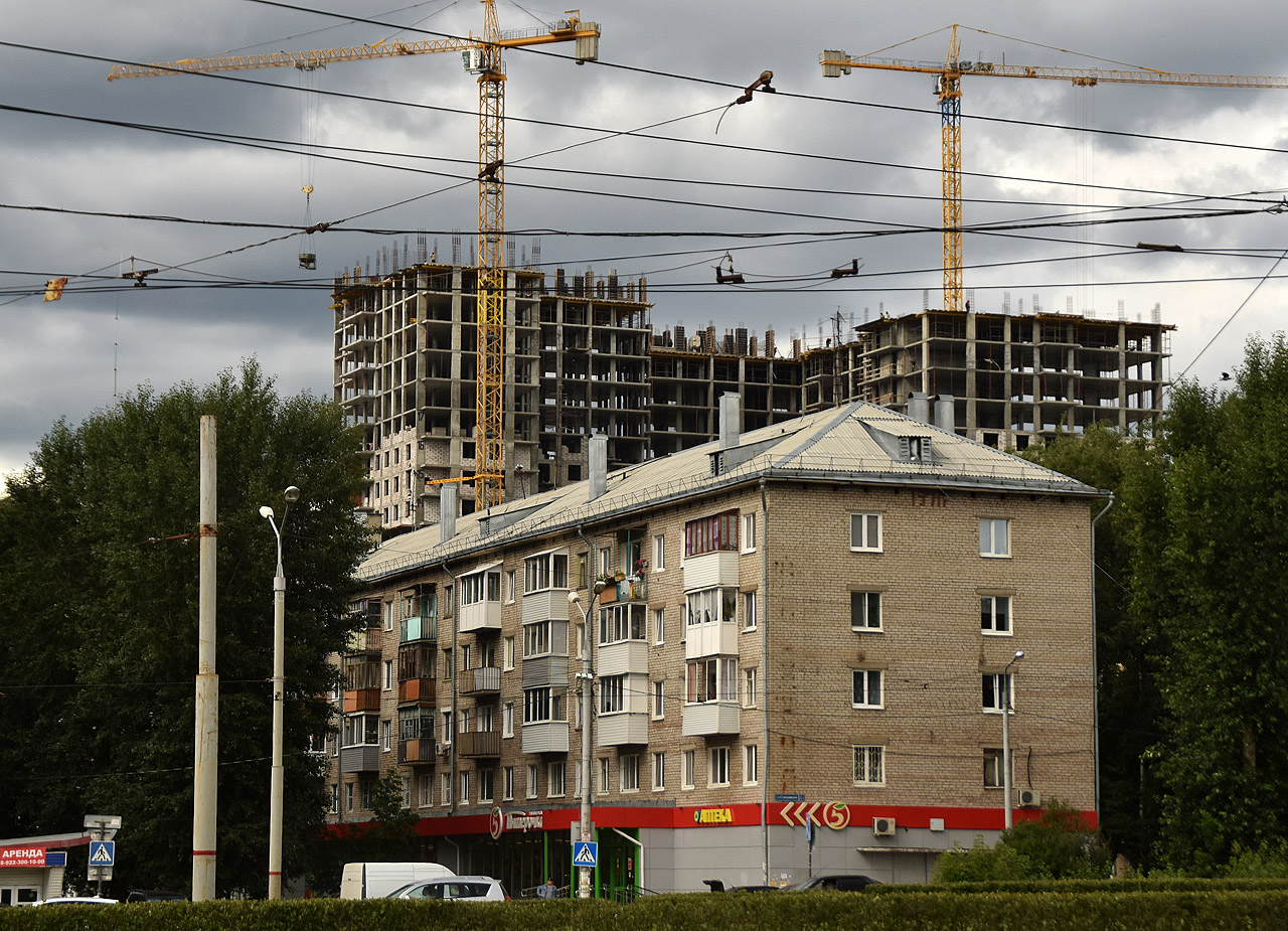 Perm, Улица Танкистов, 13 / Стахановская улица, 44; Улица Карпинского, 14