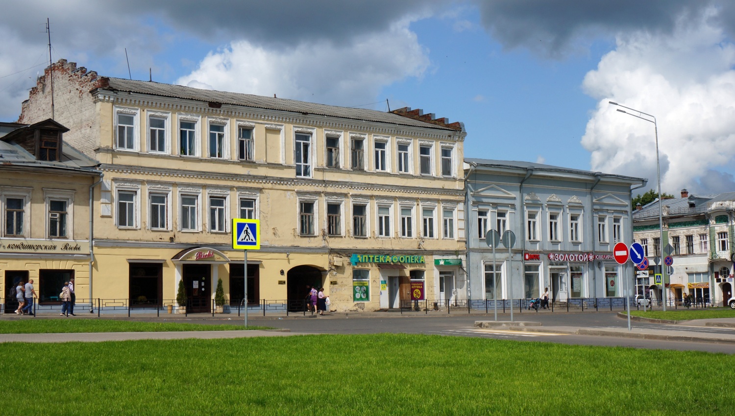 Сарапул, Красная площадь, 7; Советская улица, 1