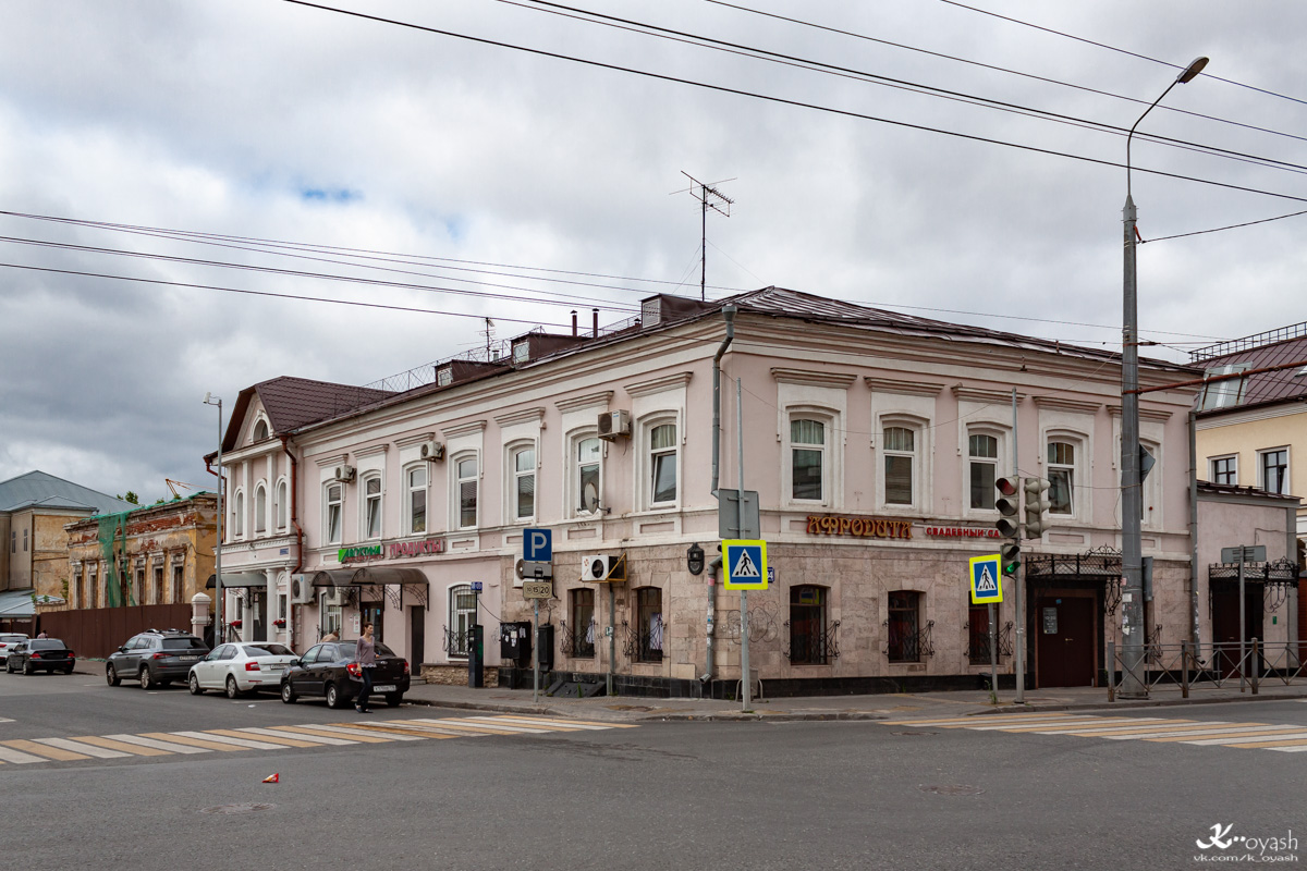 Казань, Улица Тази Гиззата, 10; Московская улица, 34 / Улица Тази Гиззата, 8