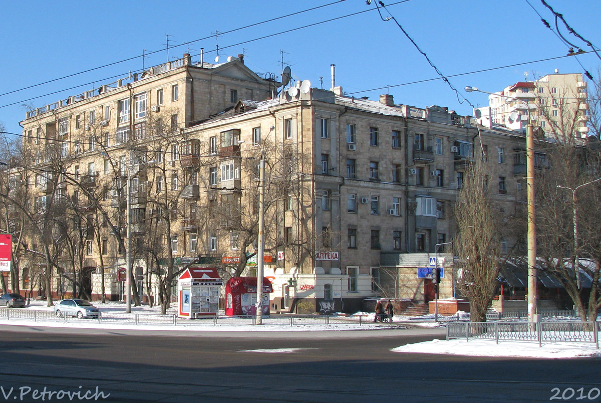 Харьков, Проспект Героев Харькова, 27 / Харьковская набережная, 1