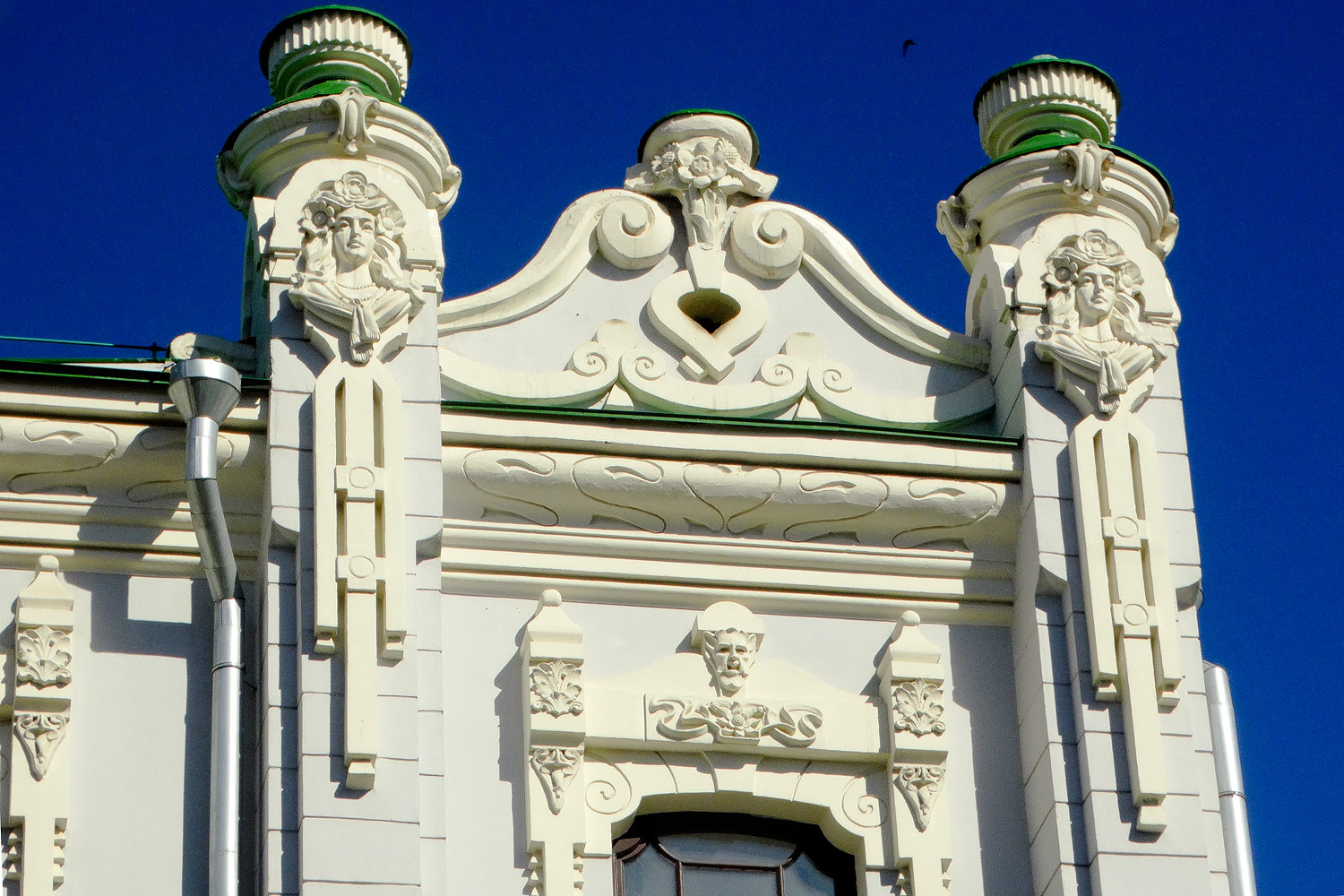 Самара, Рабочая улица, 19 / Самарская улица, 149. Монументальное искусство (мозаики, росписи, барельефы, сграфито)