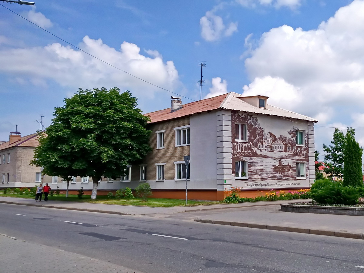 Новогрудок, Советская улица, 7. Монументальное искусство (мозаики, росписи, барельефы, сграфито)