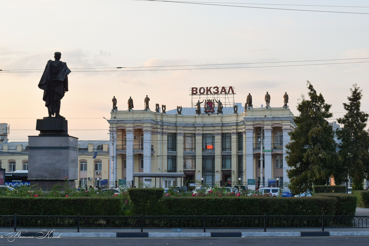 Воронеж, Площадь Генерала Черняховского, 1