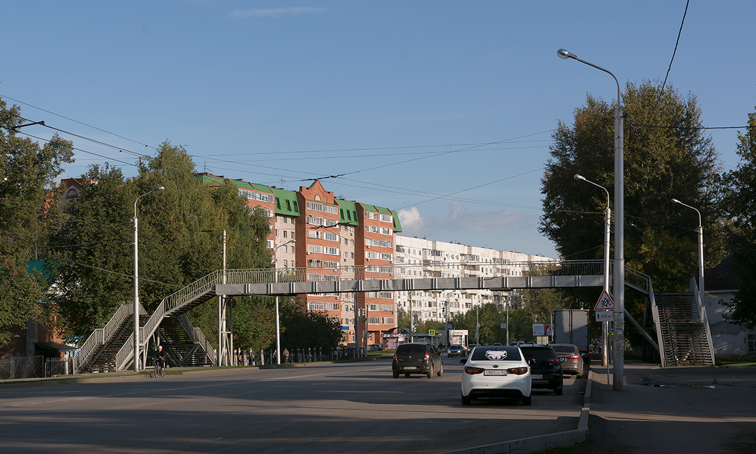 Уфа, Улица Ахметова, Пешеходный мост