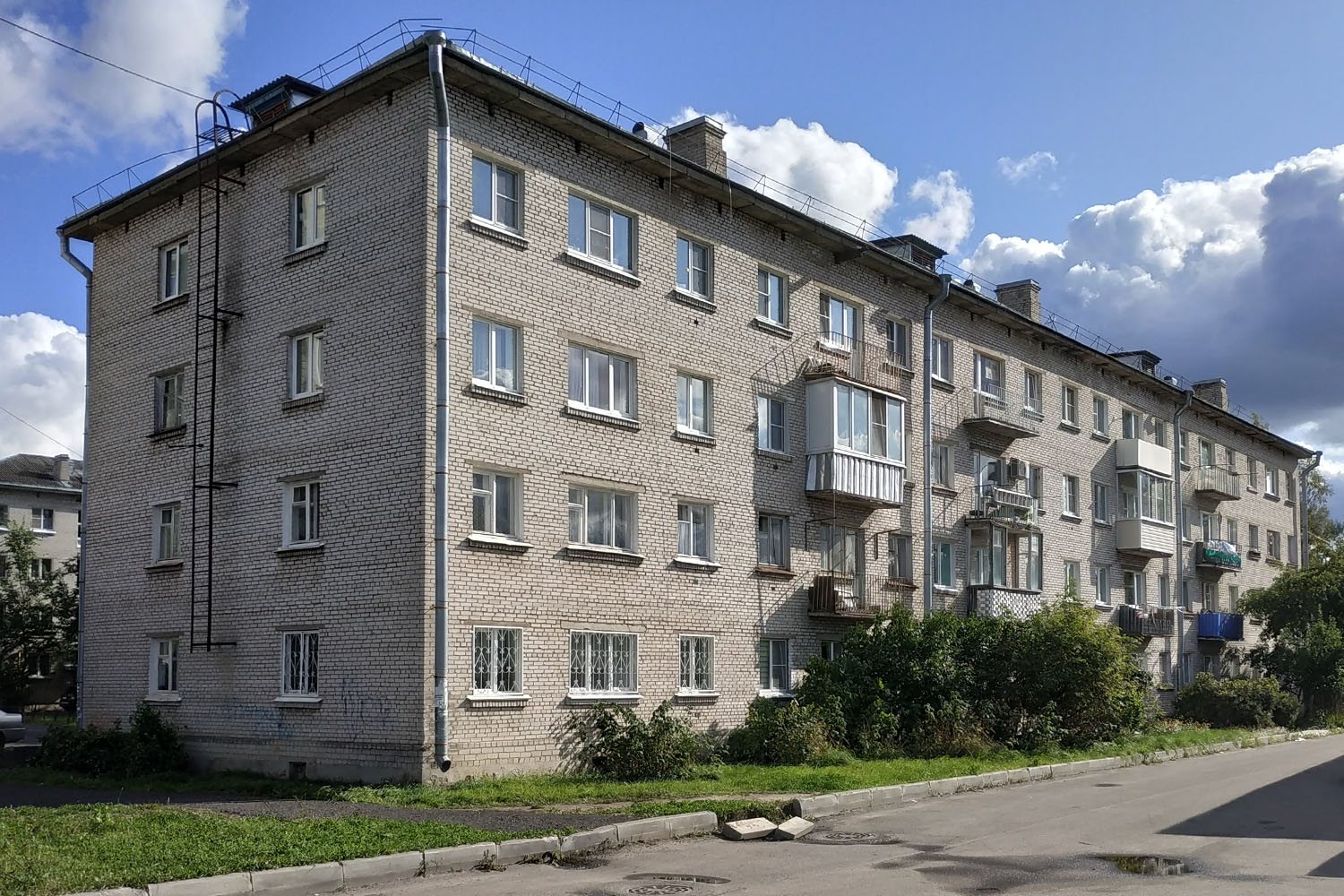 Коммунар, Комсомольская улица, 5