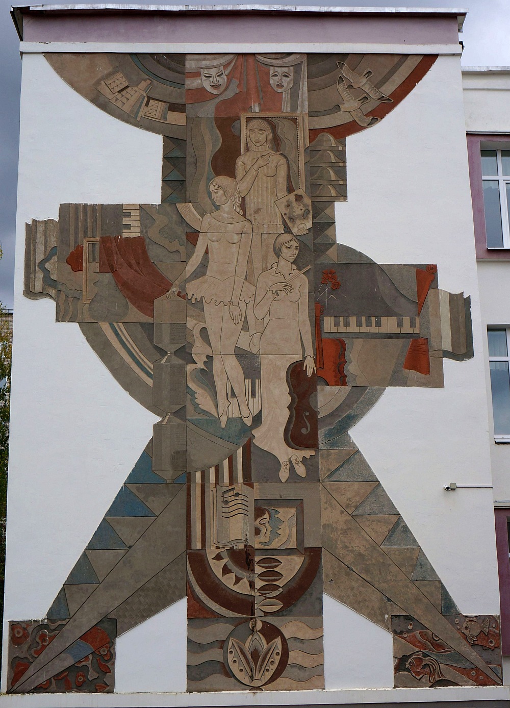 Чайковский, Улица Ленина, 56/1. Монументальное искусство (мозаики, росписи, барельефы, сграфито)