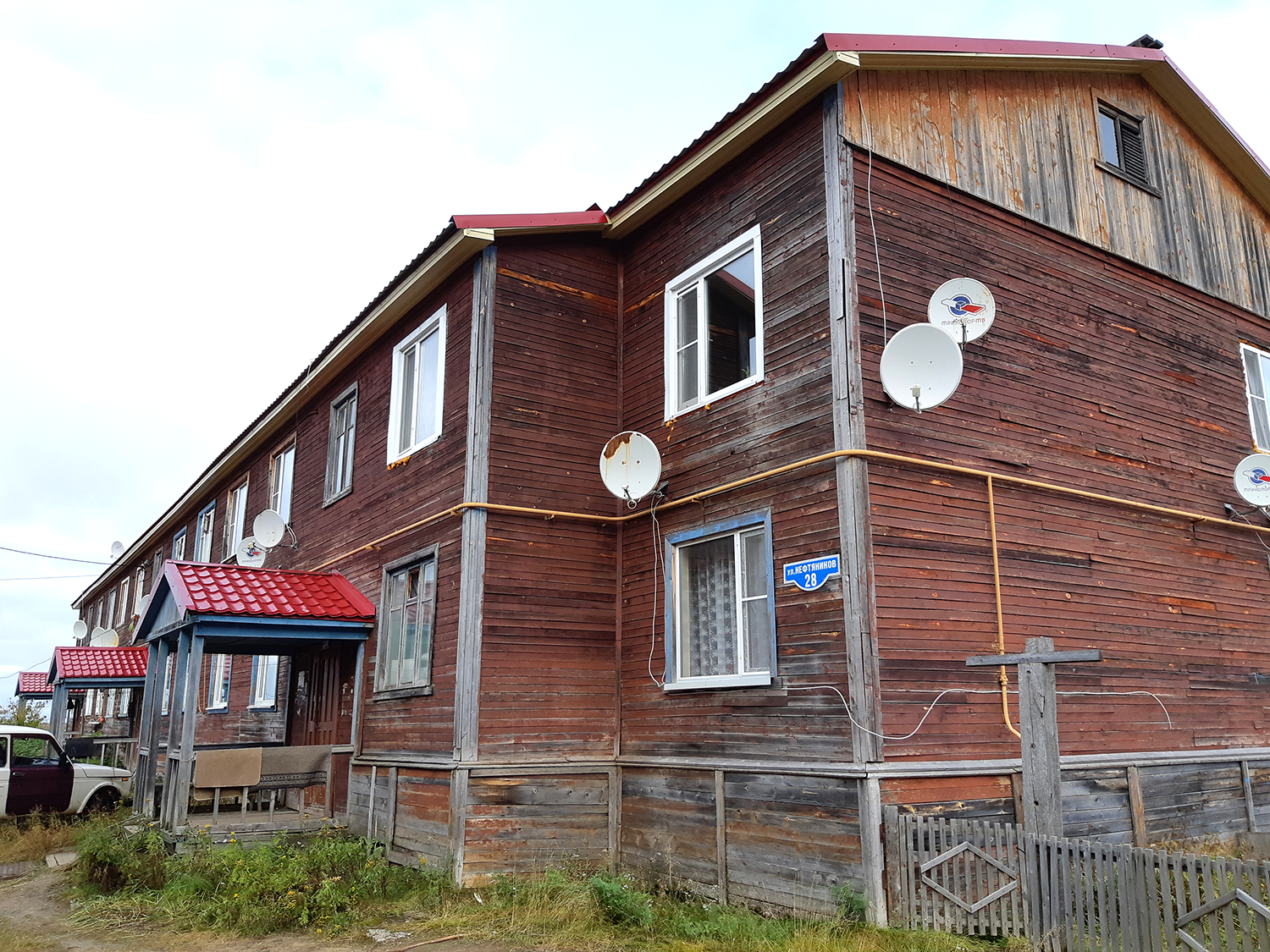 Iskateley, Улица Нефтяников, 28