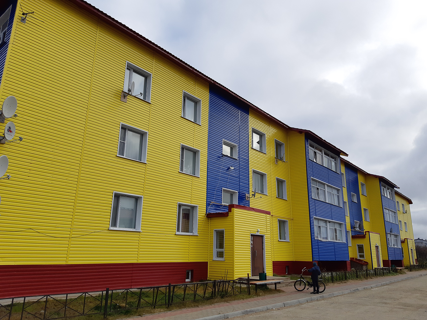 Искателей, Улица Нефтяников, 32