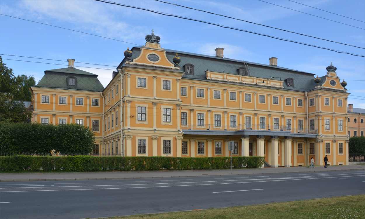 Peterburi, Университетская набережная, 15