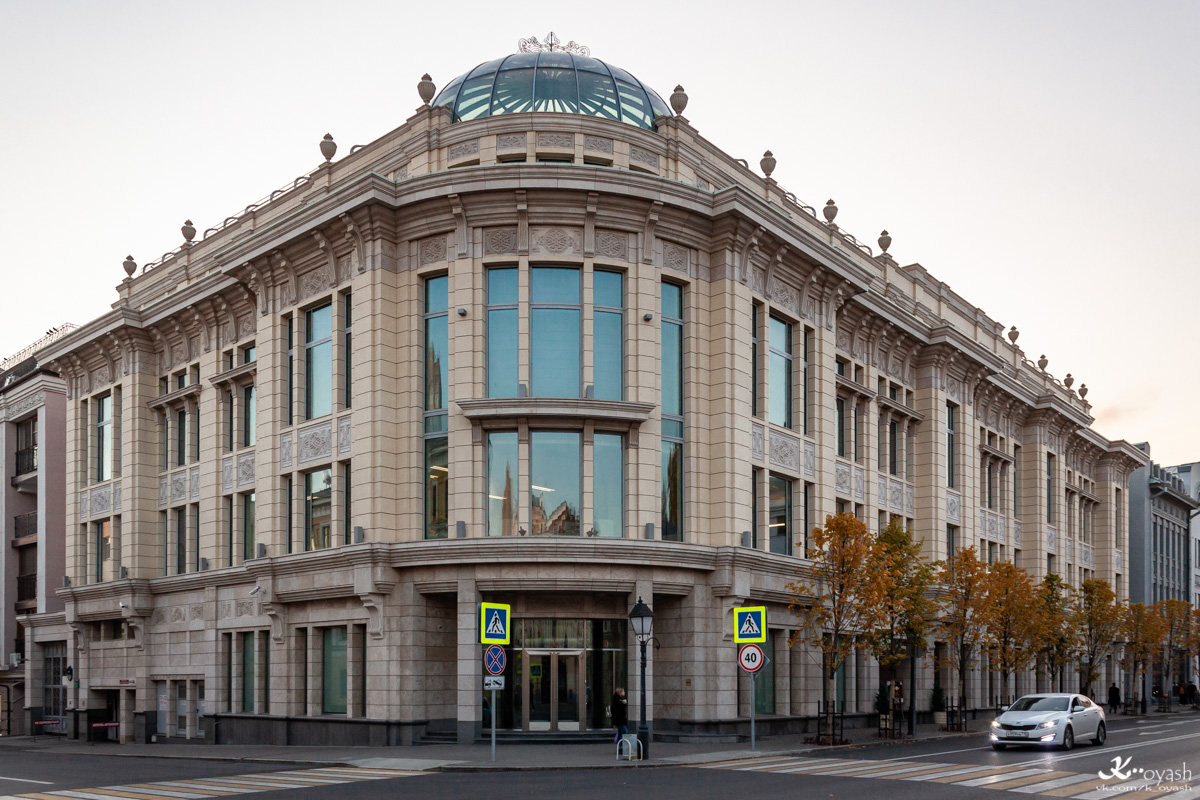 Казань, Кремлёвская улица, 10 / Улица Кави Наджми, 15