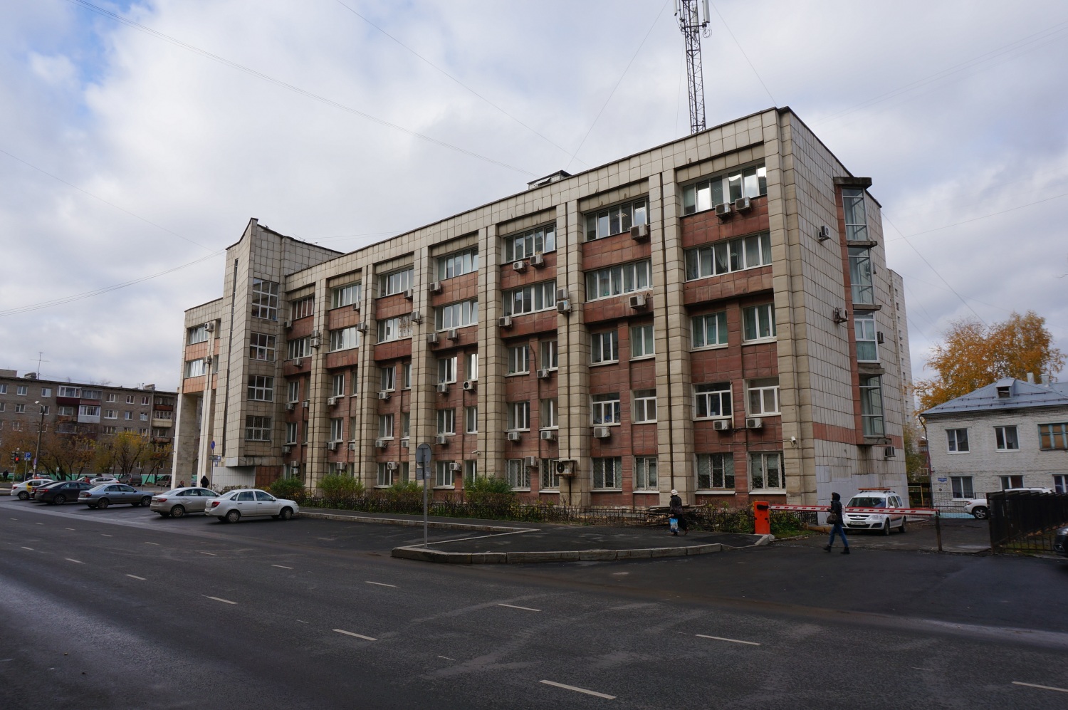 Пермь, Улица Луначарского, 100 / Улица Крисанова, 28