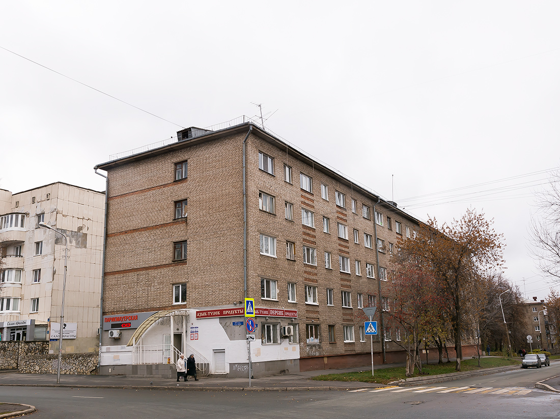 Ufa, Бульвар Славы, 7 / Улица Блюхера, 19