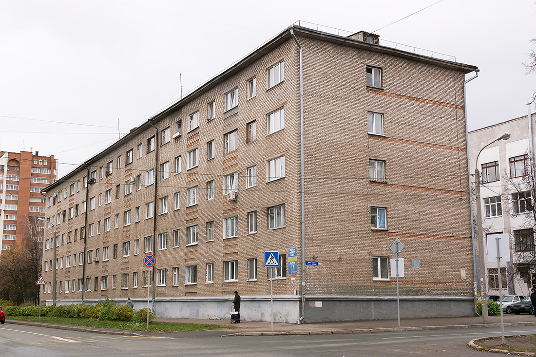 Уфа, Бульвар Славы, 8 / Улица Блюхера, 17