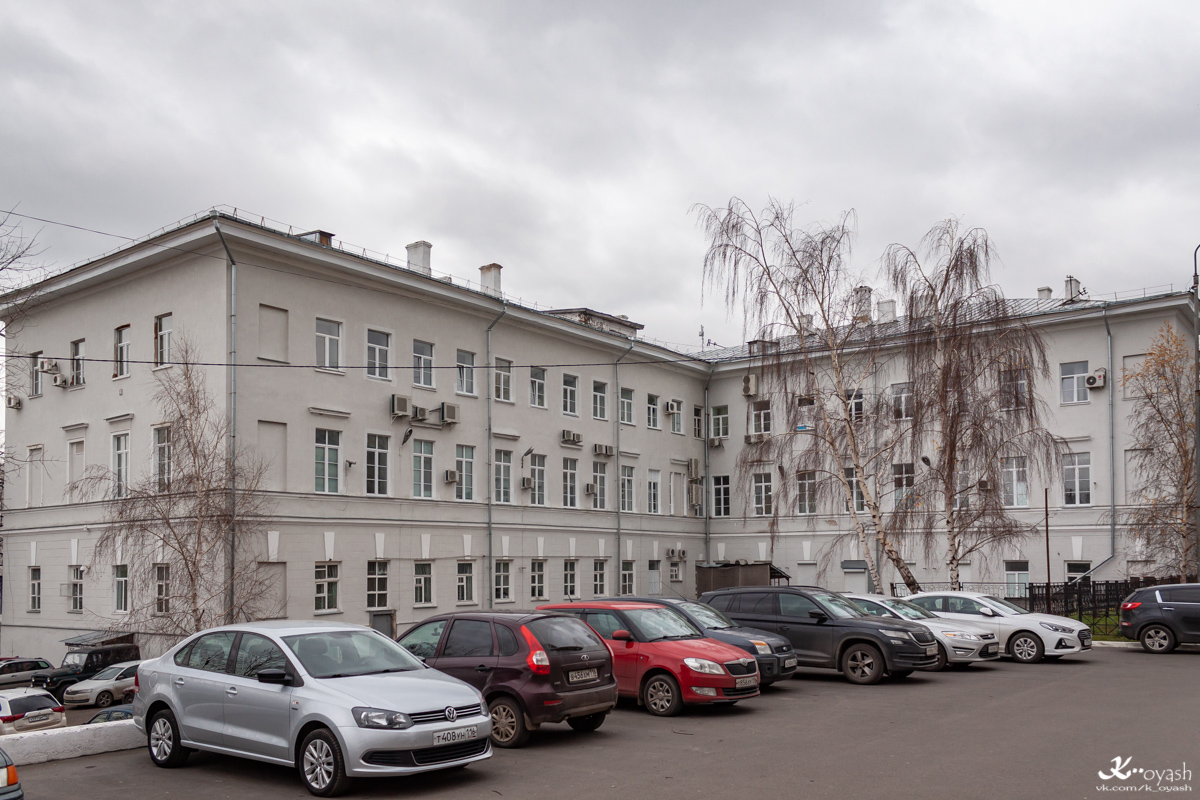 Kazan, Кремлёвская улица, 37 / Улица Профессора Нужина, 1