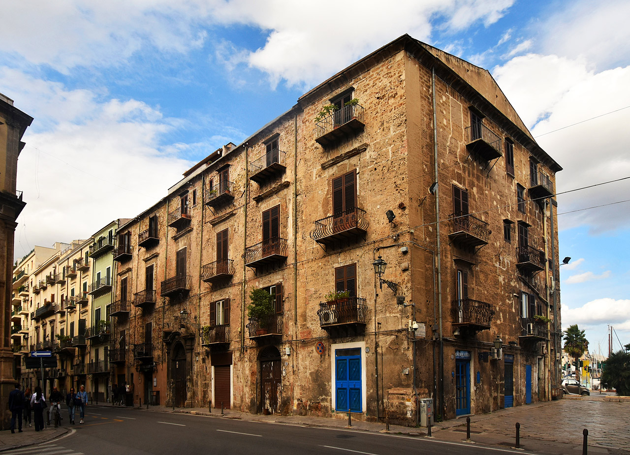 Палермо, Via Vittorio Emanuele, 49; Via Vittorio Emanuele, 48; Via Vittorio Emanuele, 47; Via Vittorio Emanuele, 42; Via Vittorio Emanuele, 35; Via Vittorio Emanuele, 33; Piazzetta delle Dogane, 1