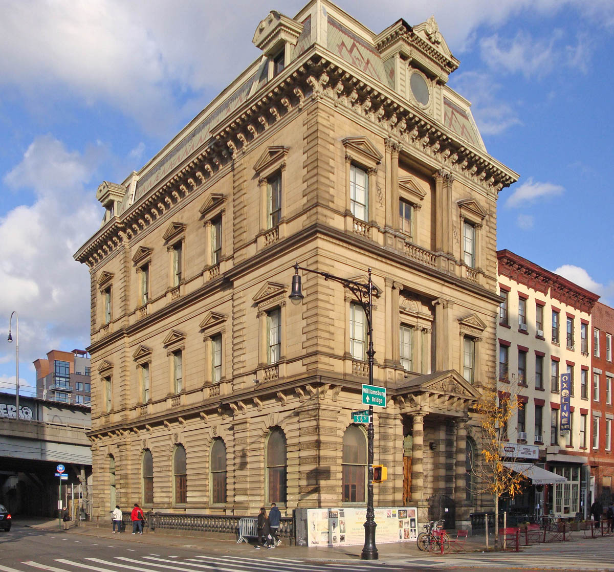 Нью-Йорк, South 6th Street (B)
