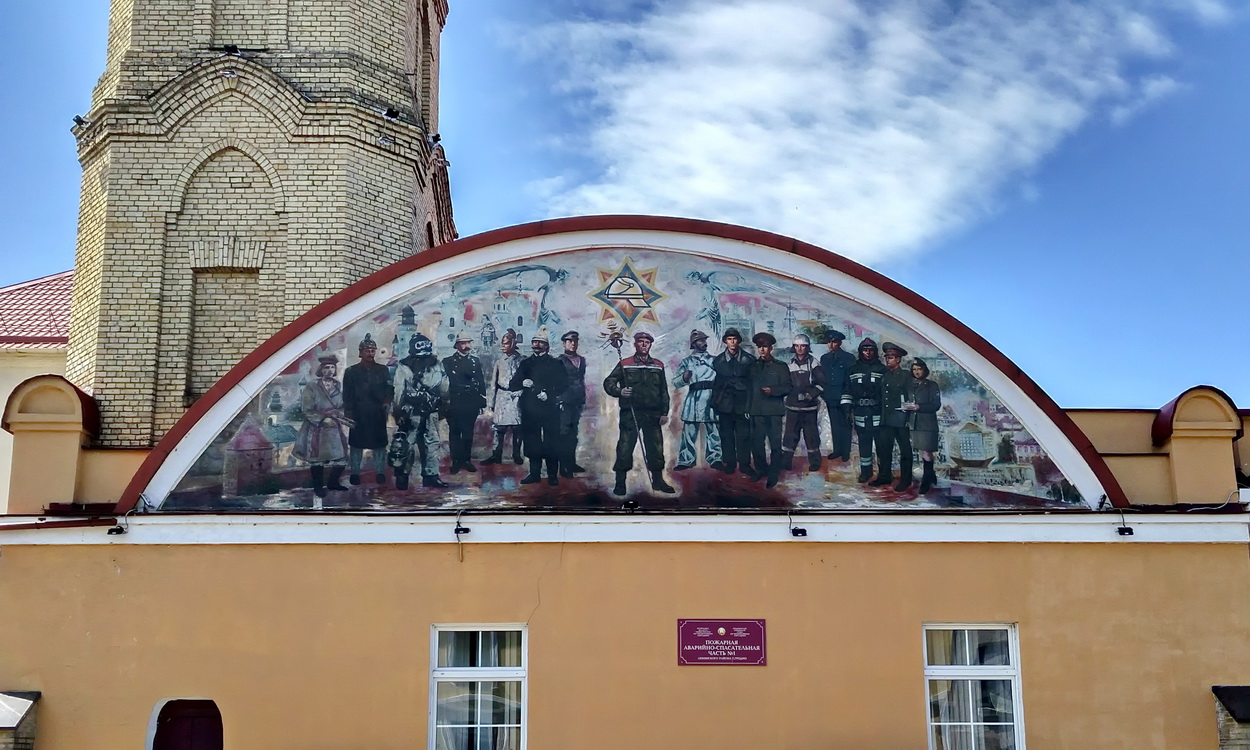 Гродно, Замковая улица, 19А. Монументальное искусство (мозаики, росписи, барельефы, сграфито)