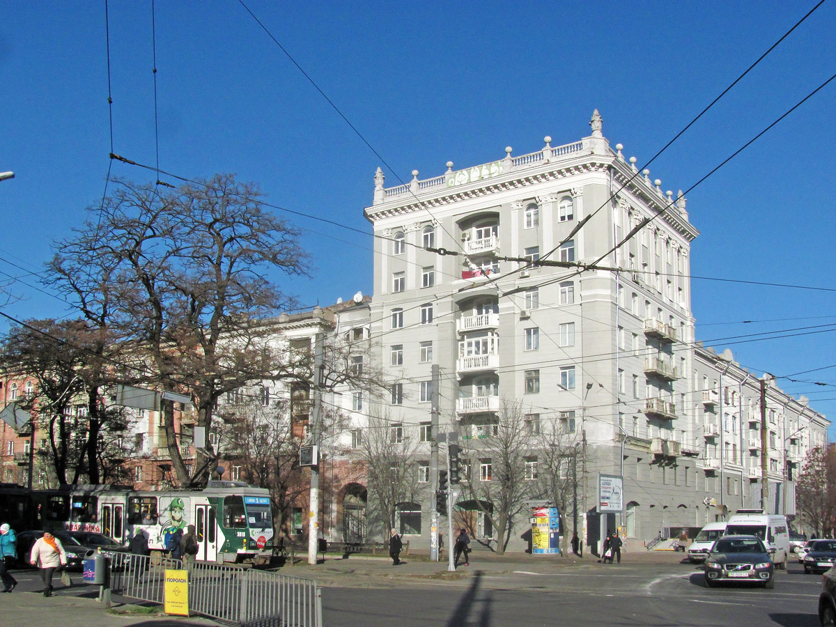 Днепр, Проспект Дмитрия Яворницкого, 100 / Улица Княгини Ольги, 1