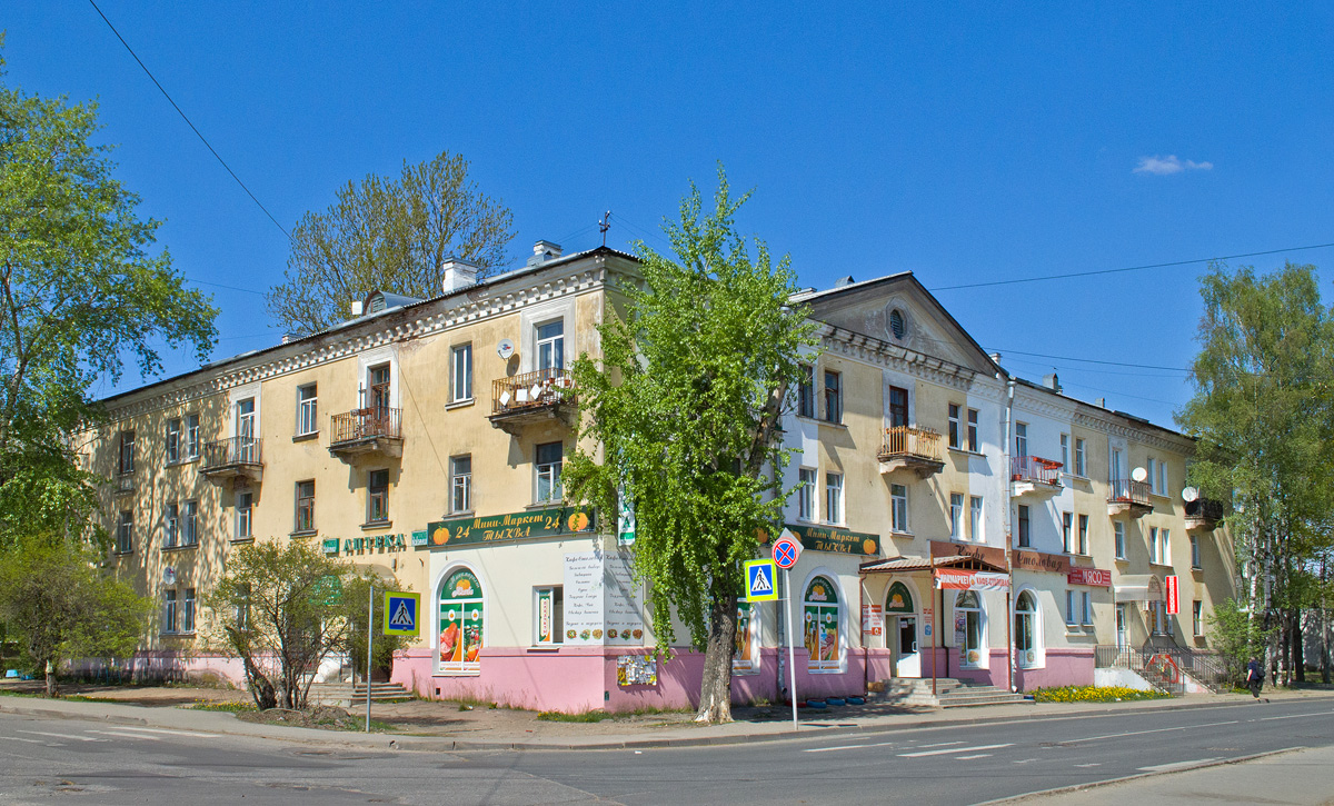 Гатчина, Улица Чкалова, 1 / Улица Карла Маркса, 2