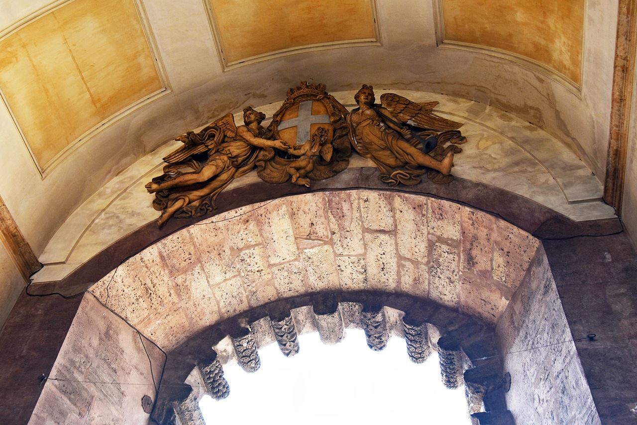 Палермо, Piazza Indipendenza, 1. Монументальное искусство (мозаики, росписи, барельефы, сграфито)