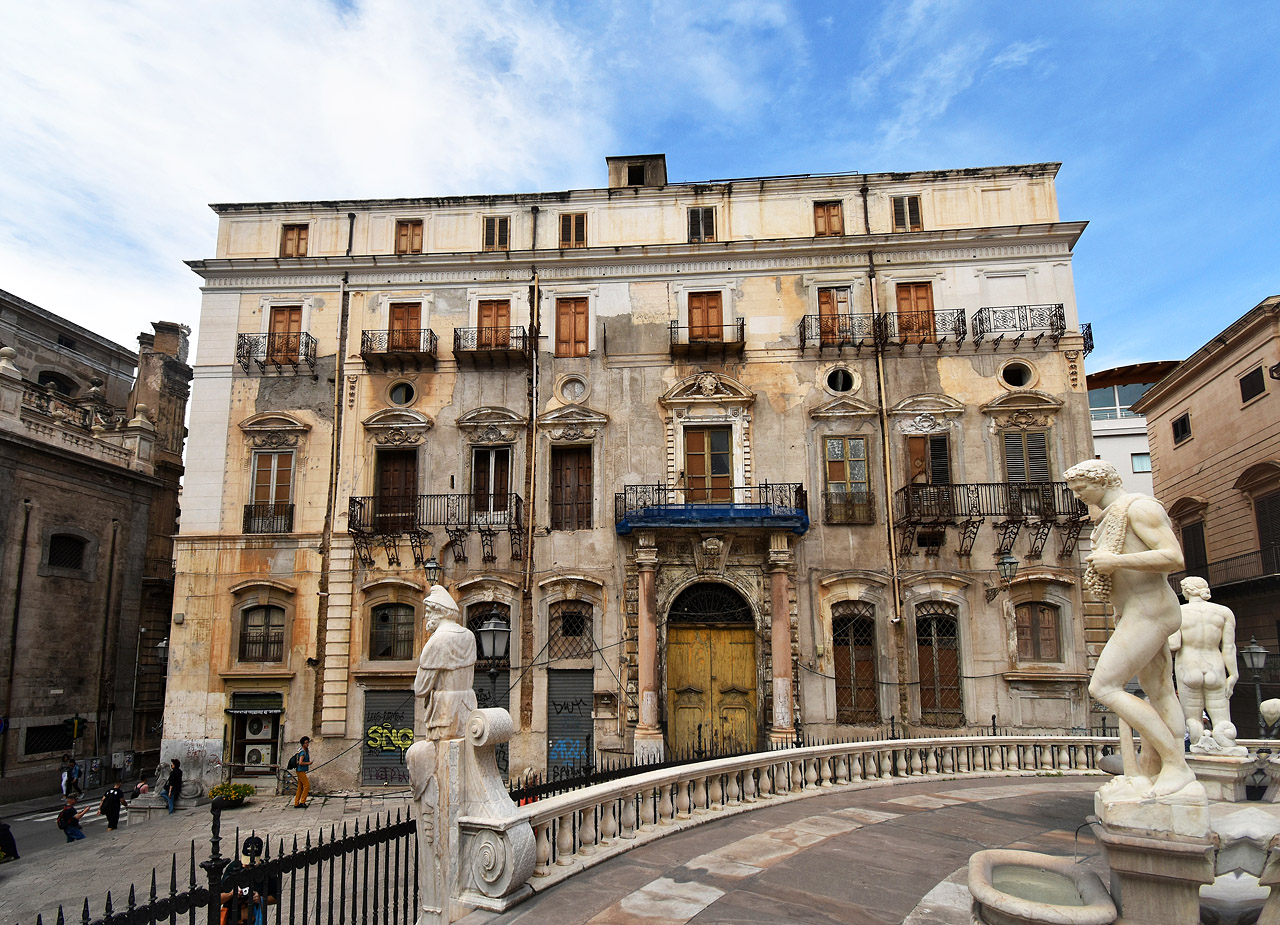 Палермо, Via Vittorio Emanuele, 308. Монументальное искусство (мозаики, росписи, барельефы, сграфито)