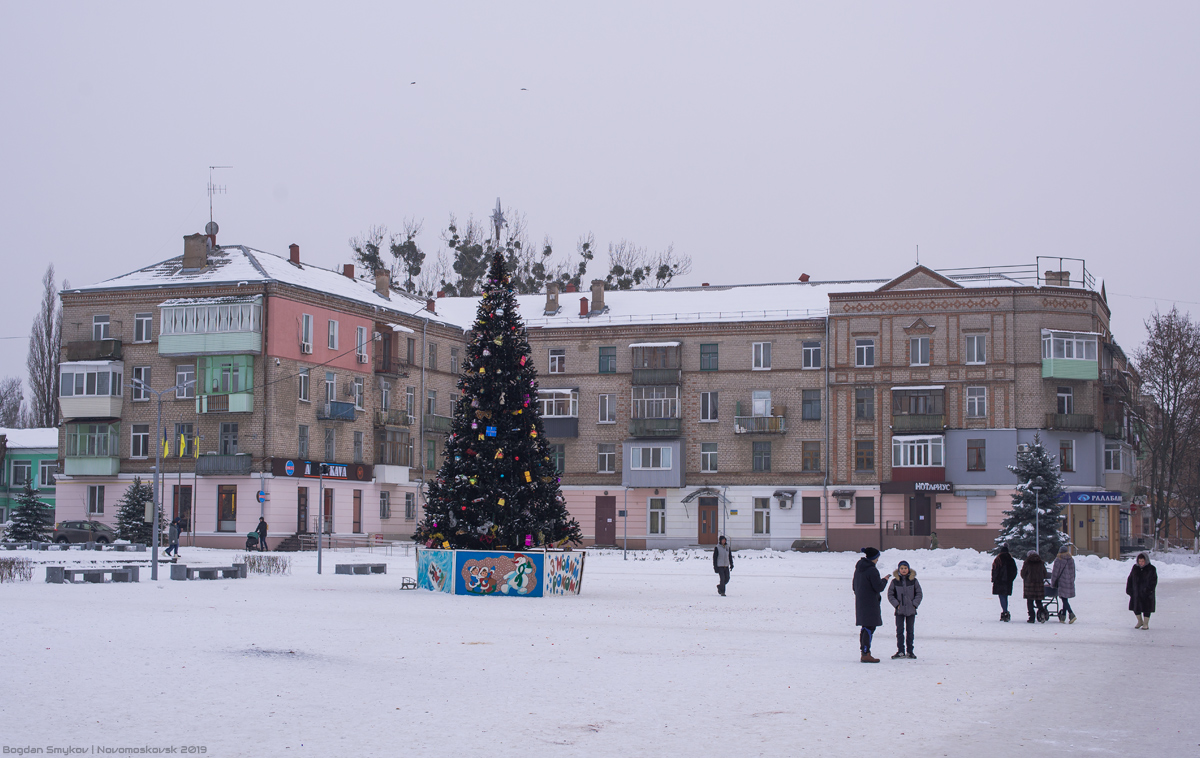 Новомосковск, Гетьманская улица, 26; Площадь Героев, 5