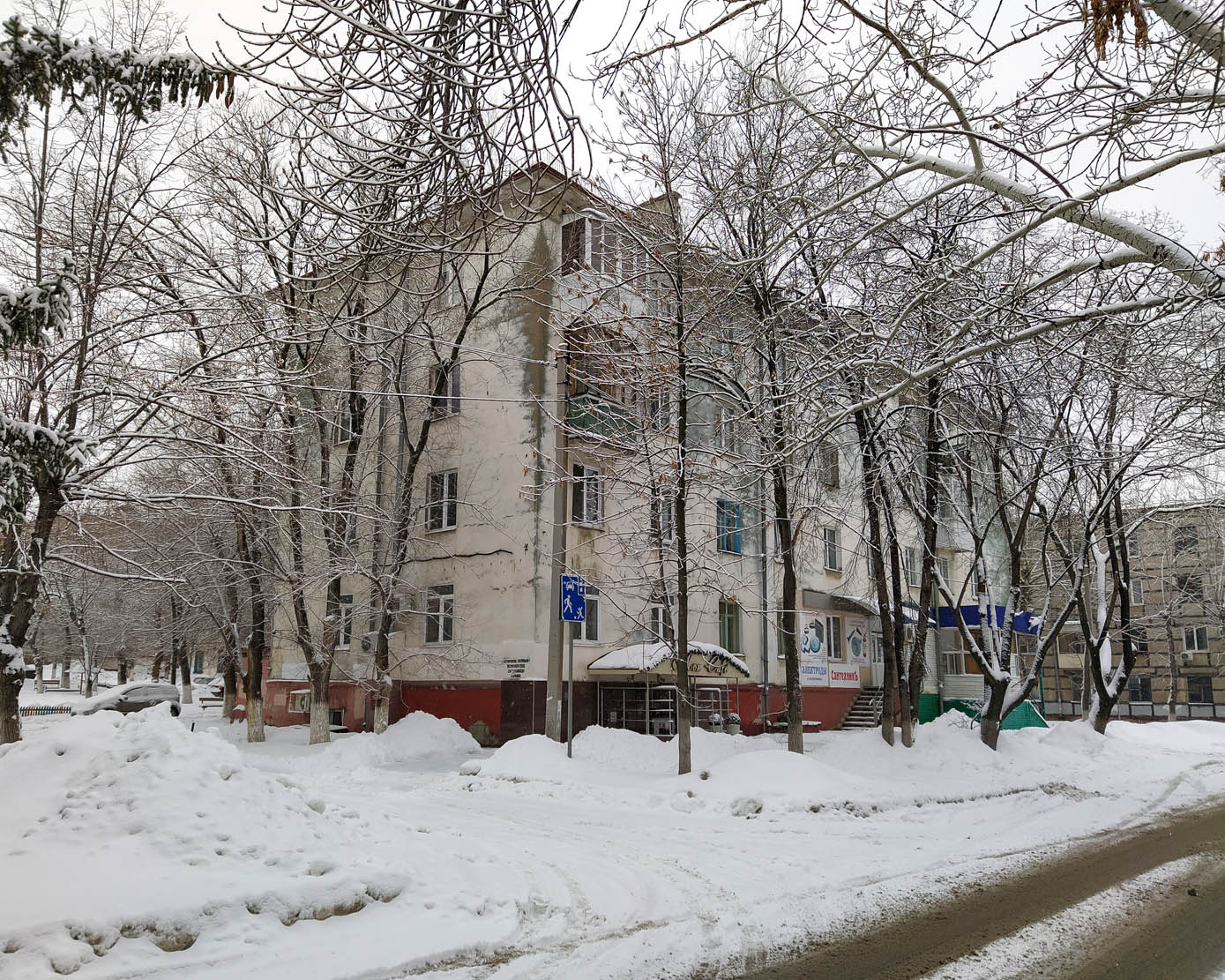 Новокуйбышевск, Ленинградская улица, 16 / Улица Сафразьяна, 8