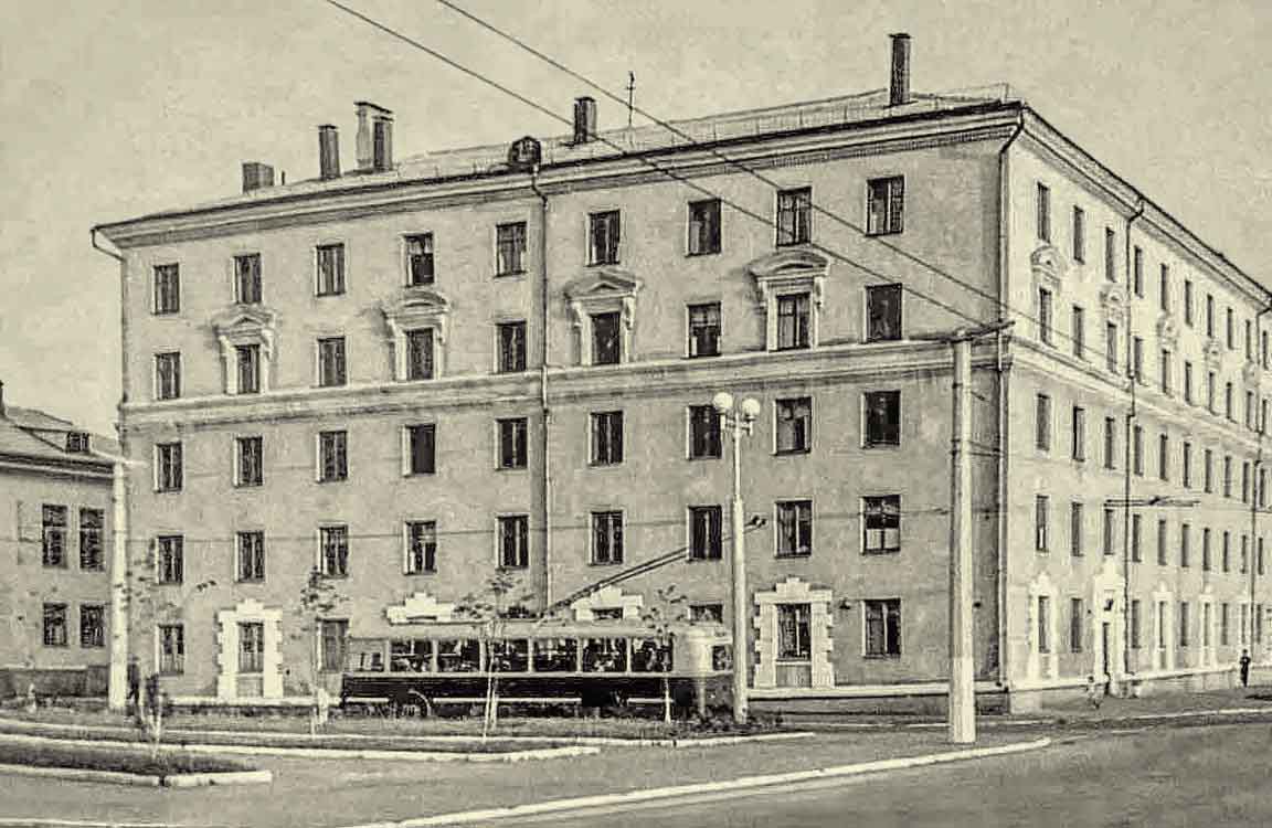 Уфа, Улица Космонавтов, 2 / Улица Комарова, 20