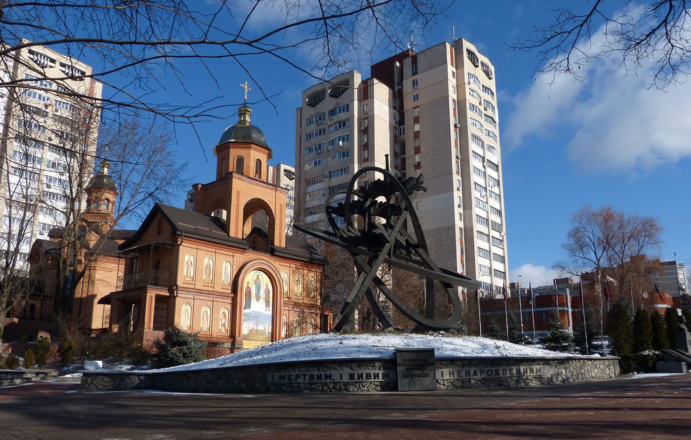 Киев, Проспект Победы, 144; Чернобыльская улица, 2