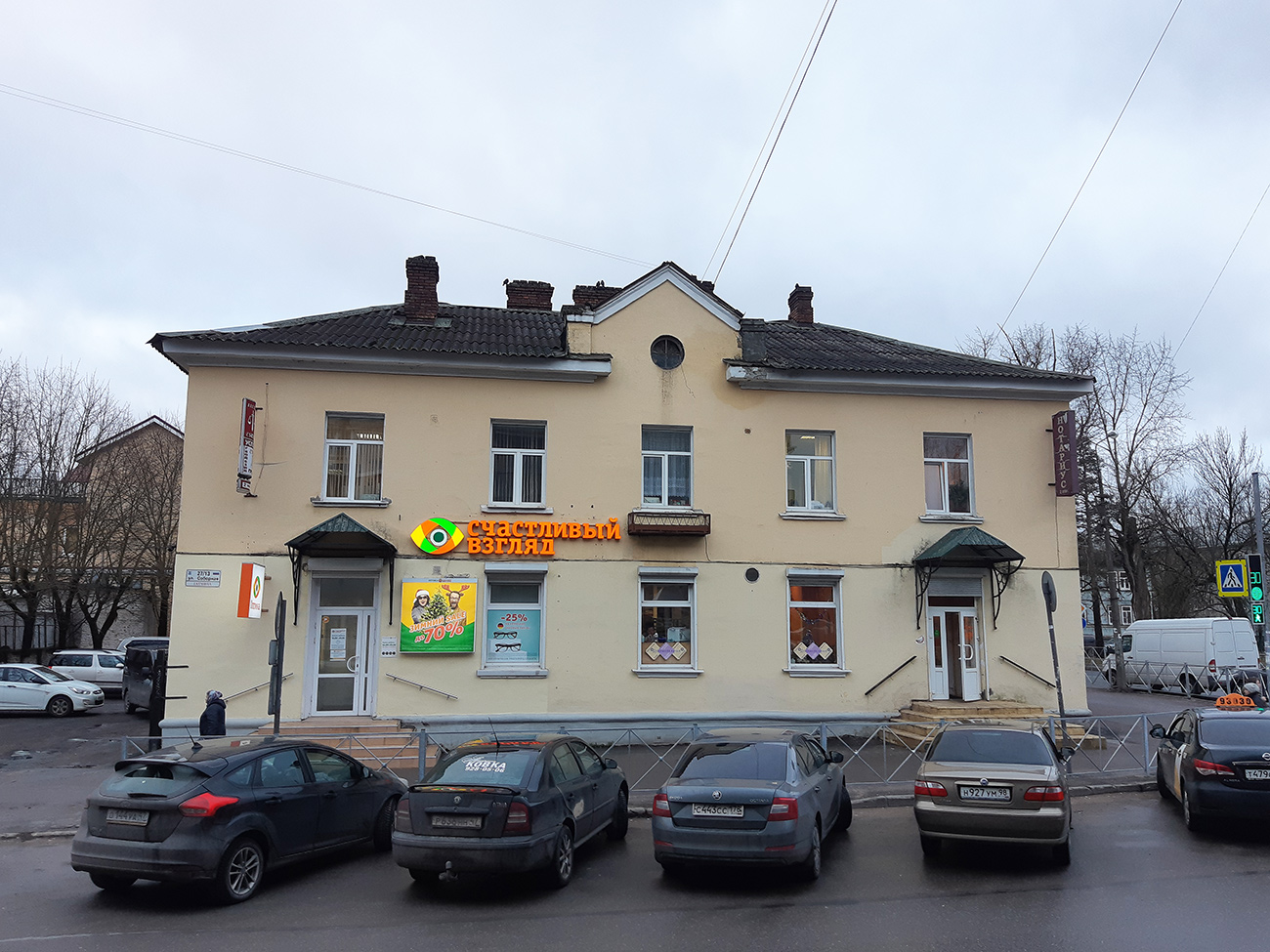 Гатчина, Соборная улица, 27 / Улица Урицкого, 13