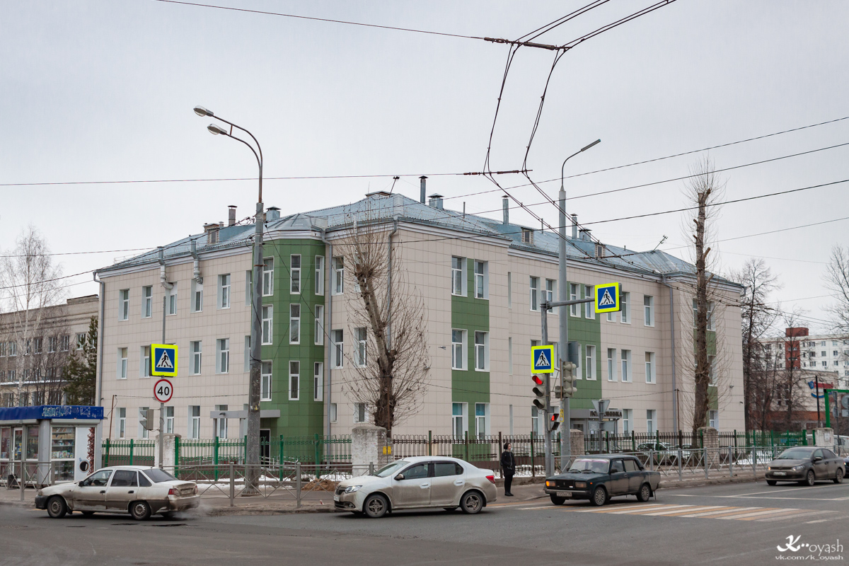 Казань, Улица Максимова, 34 / Ленинградская улица, 24 (поликлиника)