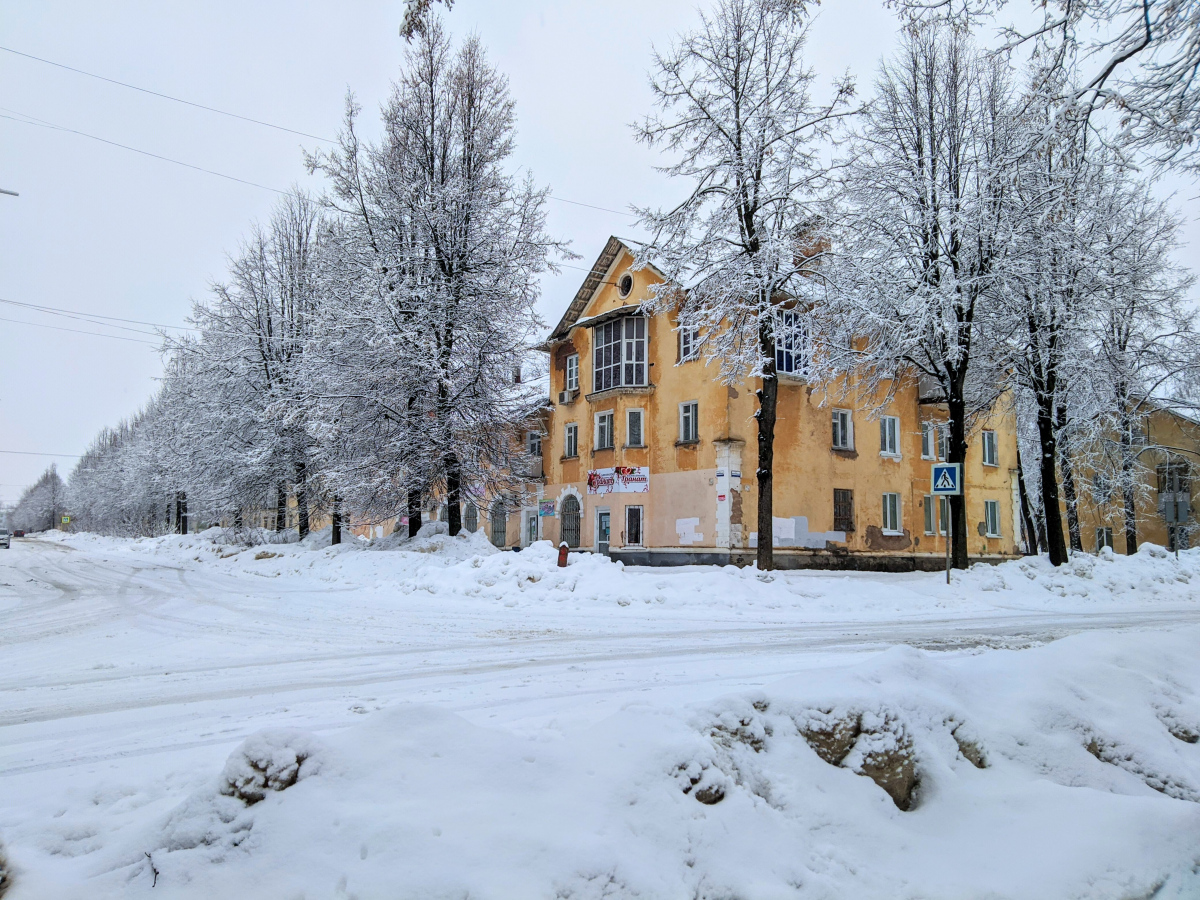 Glazov, Школьная улица, 2 / Улица Белинского, 8