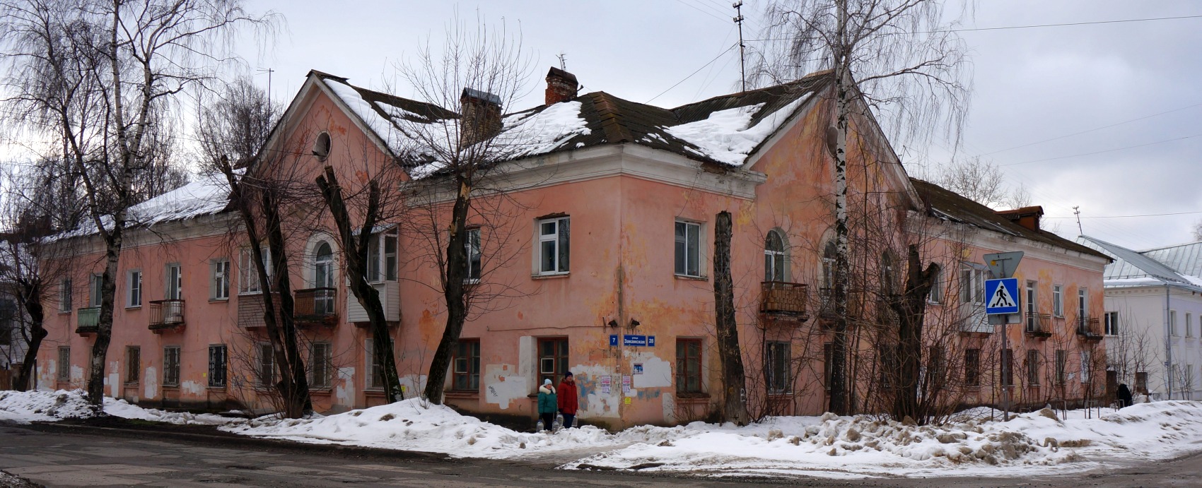 Пермь, Улица Адмирала Нахимова, 7​ / Закамская улица, 28