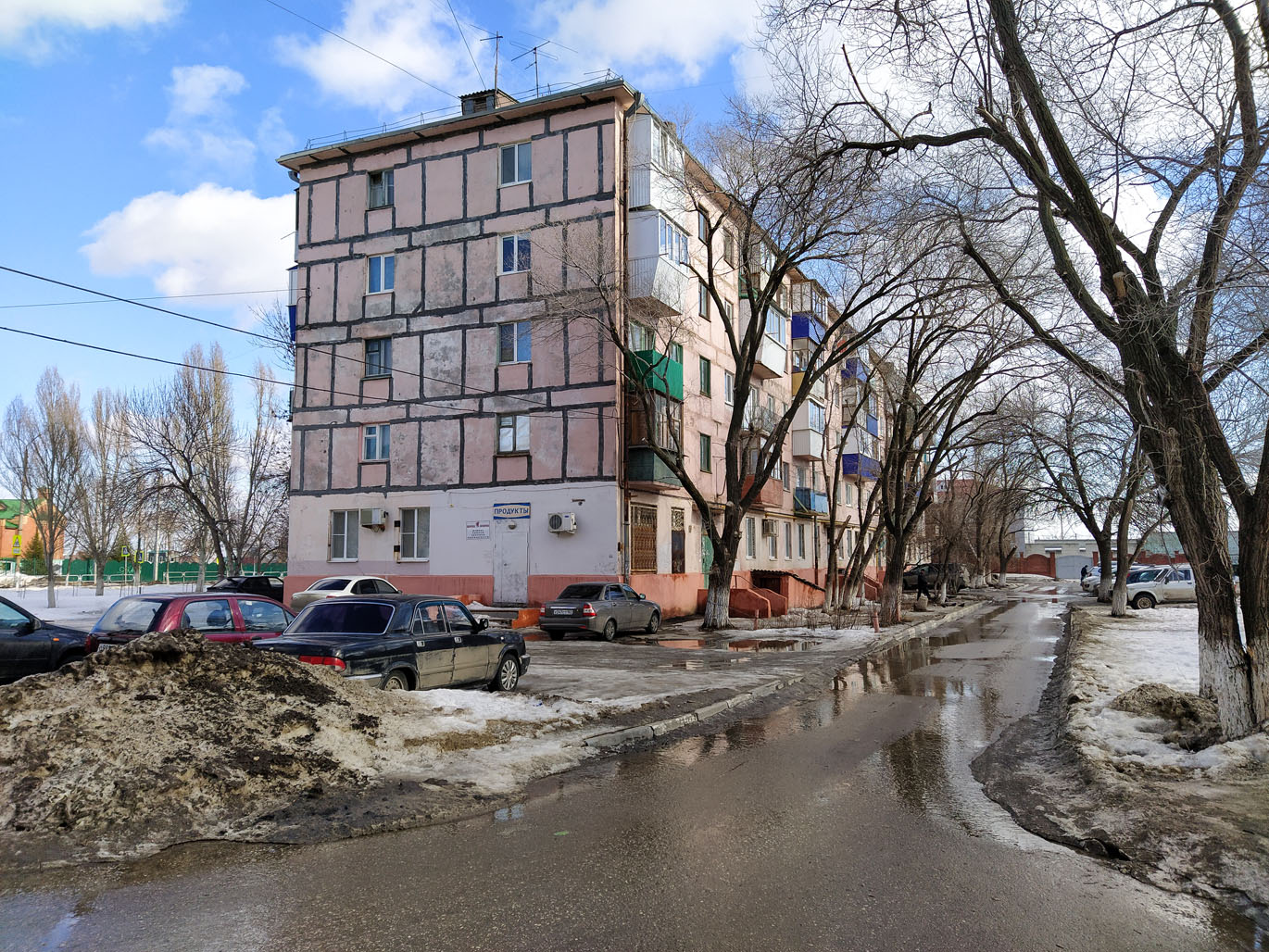 Novokuybyshevsk, Молодёжная улица, 18 / Киевская улица, 13