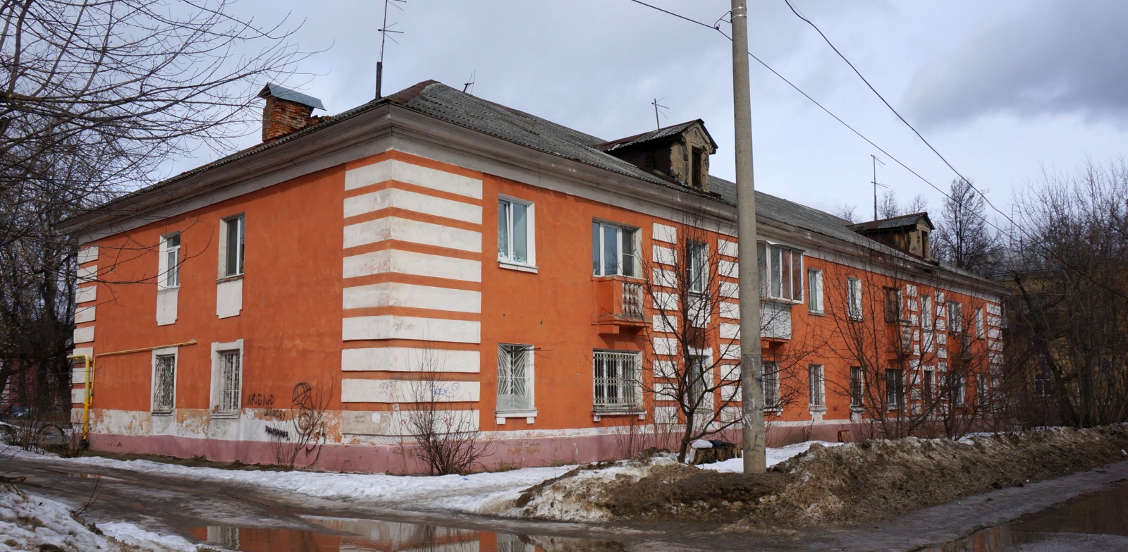 Пермь, Закамская улица, 7​ / Улица Худанина, 3
