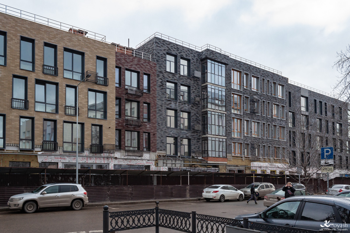 Казань, Улица Николая Столбова, 1 / Улица Галиаскара Камала, 3