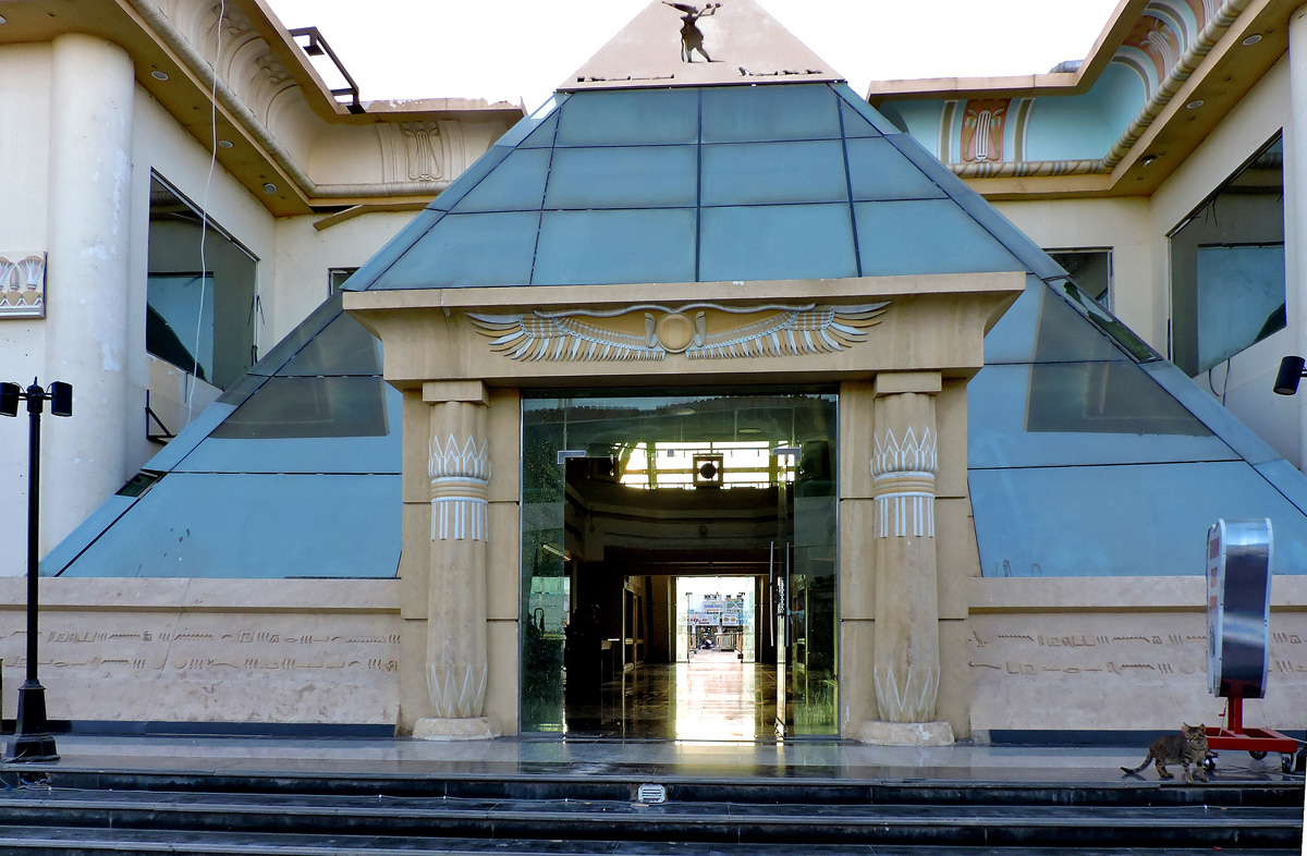 Шарм-эш-Шейх, Naama Bay, El Salam Road, Golden Piramids